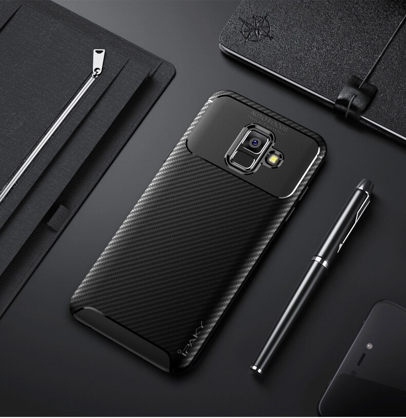 Ipaky etui plastikowe z teksturą karbonową do Samsung Galaxy A6 (2018) - brązowe