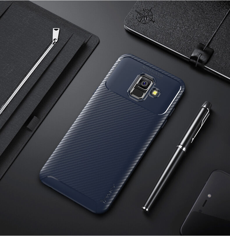 Ipaky etui plastikowe z teksturą karbonową do Samsung Galaxy A6 (2018) - brązowe