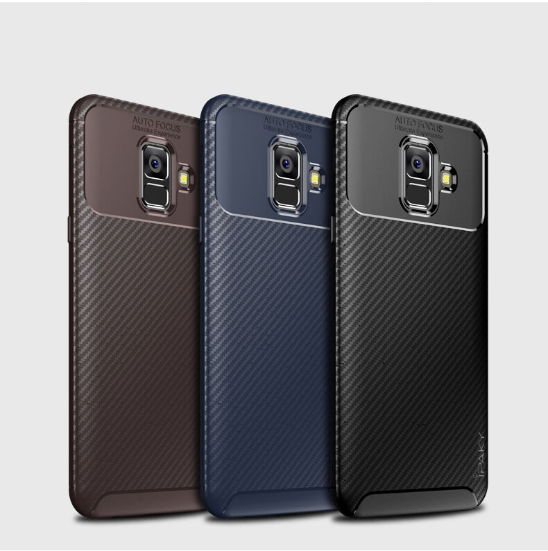Ipaky etui plastikowe z teksturą karbonową do Samsung Galaxy A6 (2018) - brązowe
