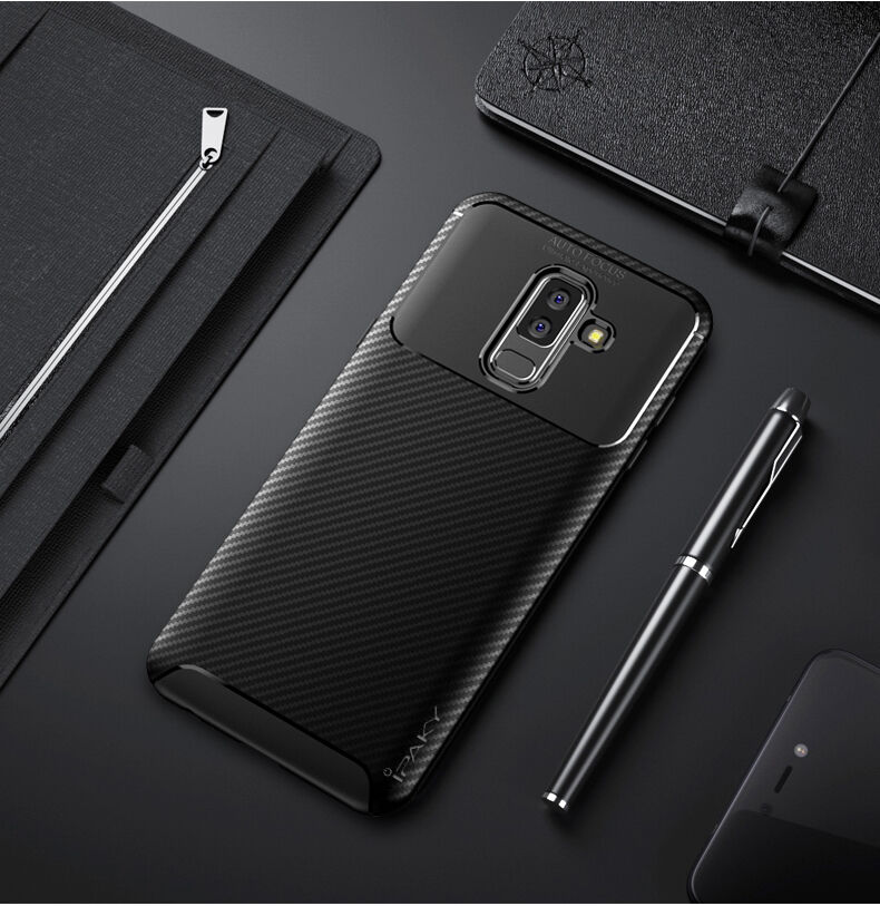 Ipaky etui plastikowe z teksturą karbonową do Samsung Galaxy A6 Plus (2018) - brązowe
