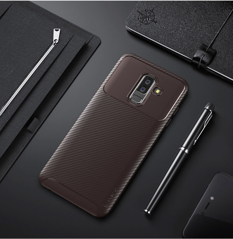 Ipaky etui plastikowe z teksturą karbonową do Samsung Galaxy A6 Plus (2018) - brązowe