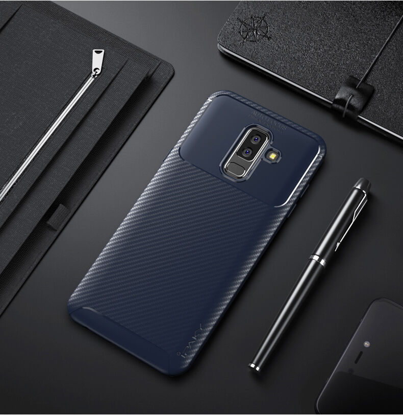Ipaky etui plastikowe z teksturą karbonową do Samsung Galaxy A6 Plus (2018) - ciemnoniebieskie