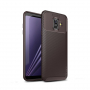 Ipaky etui plastikowe z teksturą karbonową do Samsung Galaxy A6 (2018) - brązowe