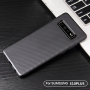 Etui plastikowe z teksturą włókien karbonowych do Samsung Galaxy S10 Plus - czarne