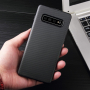 Etui plastikowe z teksturą włókien karbonowych do Samsung Galaxy S10 Plus - czarne
